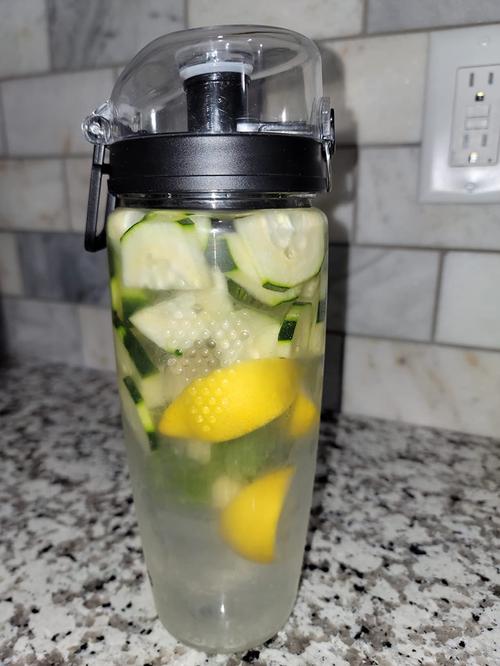 Bouteille d'eau pour infuseur de fruits sans BPA de 1000 ml avec shaker photo review