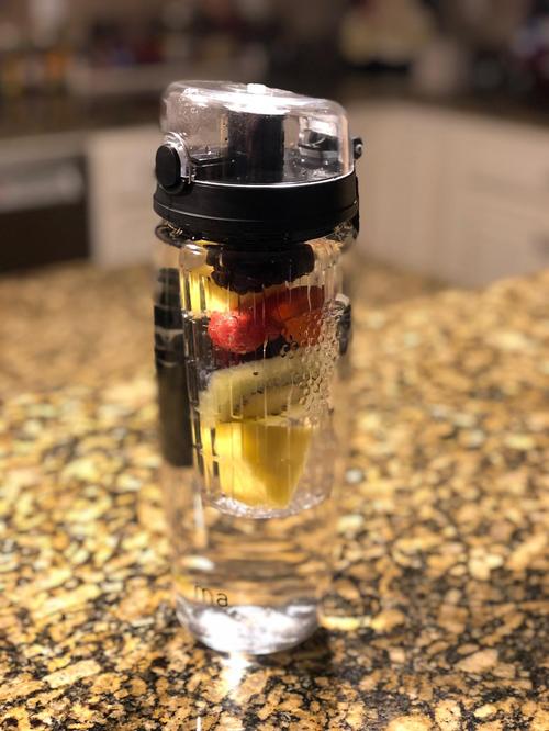 Bouteille d'eau pour infuseur de fruits sans BPA de 1000 ml avec shaker photo review