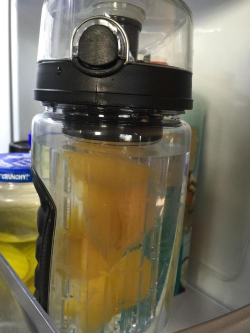 Bouteille d'eau pour infuseur de fruits sans BPA de 1000 ml avec shaker photo review