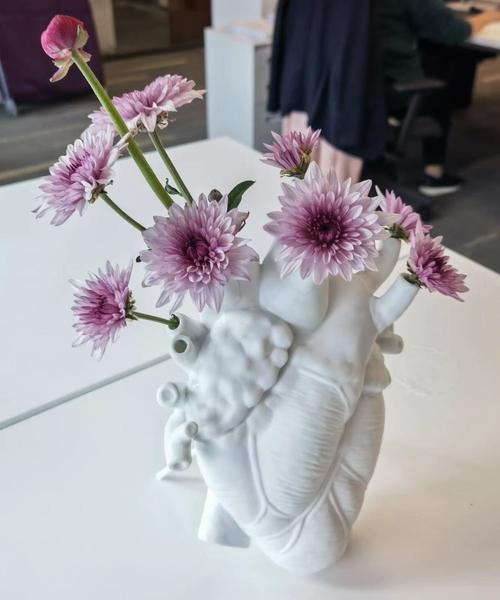 Creative Heart Vase with Human Statue for Valentine's Day or Christmas Gift photo review