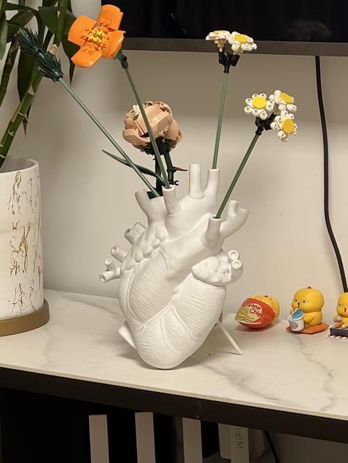 Creative Heart Vase with Human Statue for Valentine's Day or Christmas Gift photo review