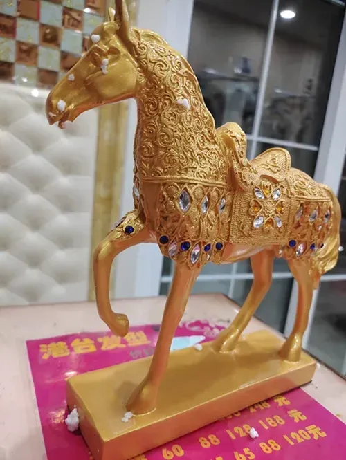 Nordic Resin Horse Sculptures for Home Decoration photo review